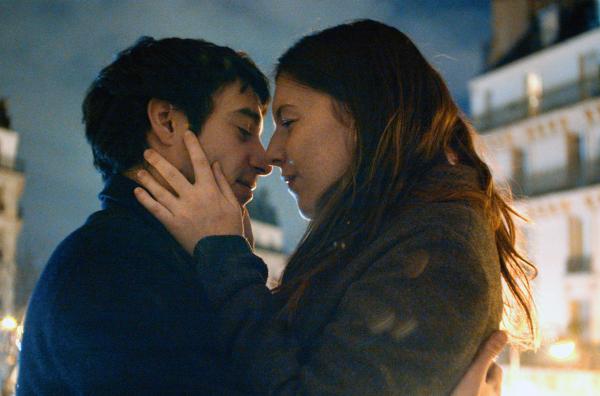 Bild 1 von 4: Trotz ihrer materiellen Schwierigkeiten finden Labidi (Aurélien Gabrielli) und Elisa (Louise Chevillotte) Halt in ihrer Liebe.