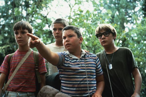 Bild 1 von 3: Die vier Freunde Gordie (Wil Wheaton, l.), Chris (River Phoenix, 2.v.l.), Teddy (Corey Feldman, r.) und Vern (Jerry O´Connell, 3.v.l.) treffen sich, um gemeinsam nach der Leiche eines vermissten Jungen zu suchen. Doch ihr mehrtägiger Ausflug durch die Landschaft Oregons hält einige Überraschungen für sie bereit.