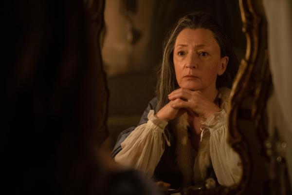 Bild 1 von 13: Genevieve de Merteuil (Lesley Manville)