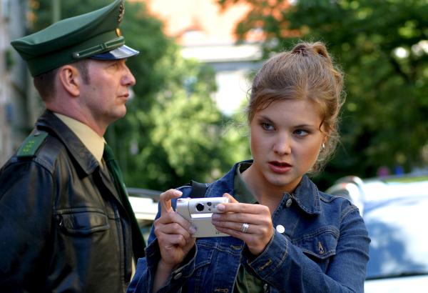 Bild 1 von 10: Reporterin Nathalie Waldau (Milena Cordelia Wege, r.) hat es fertig gebracht, dass der Polizist (Fritz Eggert, l.) sie nicht am Fotografieren des Unfallortes hindert.