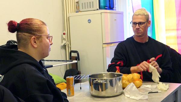 Bild 1 von 3: Leann wurde von ihrem Kumpel Andy zum essen eingeladen: es gibt Kartoffeln, Spinat und Fischstäbchen
