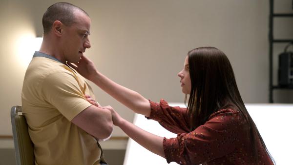 Bild 1 von 6: Kevin (James McAvoy) und Casey Cooke (Anya Taylor-Joy)