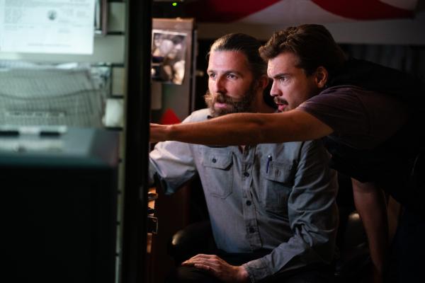 Bild 1 von 10: Über seinen alten Bekannten Fred (Tyler Jon Olson, r.), der auf dem großen Parkgelände für Trucks arbeitet, wo Tracy zuletzt gesehen wurde, hofft Byron Crawford (Emile Hirsch, l.) weiterführende Spuren des Serienmörders zu finden.