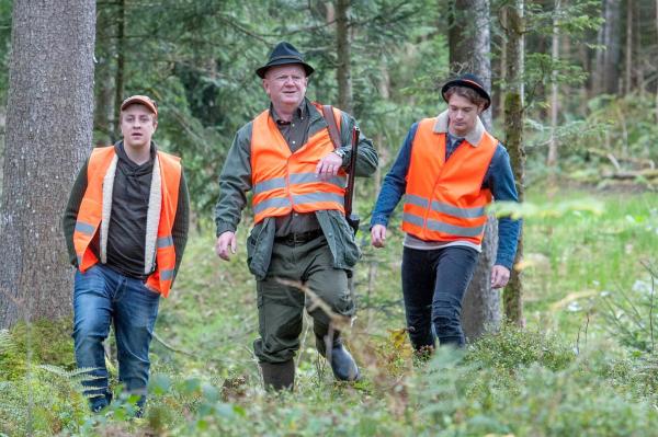 Bild 1 von 24: Im Bild (v.li.): Thomas Schubert (Tim Hofreiter), Edi Jäger (Josef Hofreiter), Julian Schneider (Marcus F. Karsten).