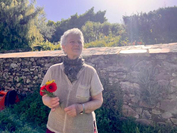 Bild 1 von 7: Vicenta Martin vor der Ruine ihres Elternhauses. Sie war eine der letzten Bewohnerinnen, die das Dorf verlassen haben.