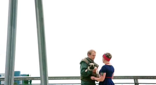 Bild 1 von 4: Christina (Christian Clauß) gibt Mops Teddy in die Obhut eines Mädchens (Julia Meißner).
