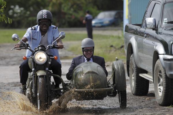 Bild 1 von 8: Dwayne Myers (Danny John-Jules, l.) und DI Richard Poole (Ben Miller, r.) auf dem Weg zum Tatort.