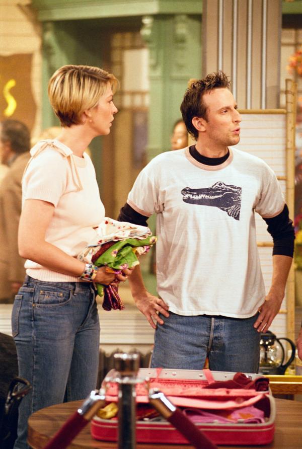 Bild 1 von 5: Der Performance-Künstler Terry plant, eine Woche lang in einer Kunstgalerie zu leben und 24 Stunden am Tag für die Öffentlichkeit sichtbar zu sein. Dharma findet die Idee toll und schließt sich ihm sogleich an. Erst hat Greg nichts dagegen, als sich jedoch Dharmas Vater Larry bei ihm einquartiert, bricht das Chaos aus. Greg versucht daraufhin, Dharma zum Nachhausekommen zu überreden, stößt dabei aber auf Granit. Es kommt zum großen Streit zwischen den beiden â?¦