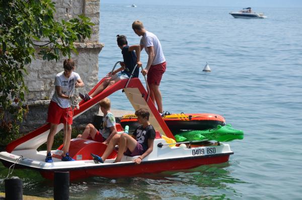 Bild 1 von 5: Die Jungs-WG: Sommer. Sonne. Elternfrei. Robin, Luc, Leroy, Nils und Ole (v.l.n.r.) stechen in See.