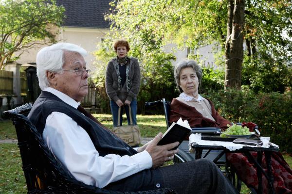Bild 1 von 18: Im Bild (v.li.): Peter Weck, Stefanie Dvorak, Renata Olarova.