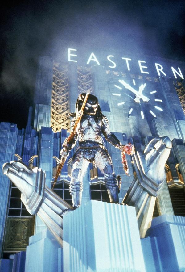 Bild 1 von 7: Der Predator (Kevin Peter Hall) richtet seine Opfer aufs Übelste zu ...