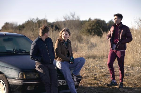 Bild 1 von 5: Für Dog (Anthony Bajon, li.), Elsa (Galatea Bellugi, Mi.) und Mirales (Raphaël Quenard, re.) gibt es auf dem Land nicht viel zu tun.