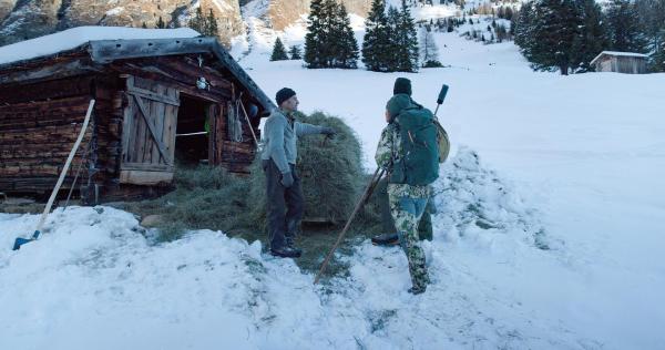 Bild 1 von 23: Im Bild: Hubert Gogl und Kathrin Puelacher bei der Gamsjagd im Valsertal.