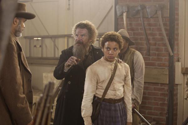 Bild 1 von 9: John Brown (Ethan Hawke, M.); Zwiebel (Joshua Caleb Johnson, r.)