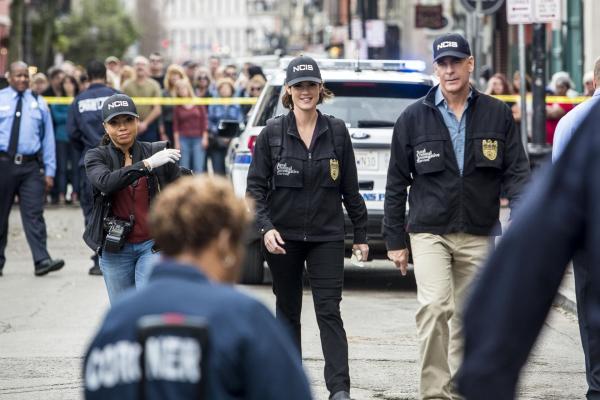 Bild 1 von 21: Ein Navy-Offizier wird von einem Bus überfahren. Percy (Shalita Grant, l.), Brody (Zoe McLellan, M.) und Pride (Scott Bakula, r.) glauben nicht an einen Unfall und stellen bald fest, dass sein Tod möglichweise mit dem Tod von Brodys Schwester in Zusammenhang steht ...