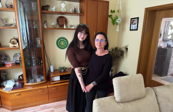 Bild 1 von 3: Johanna und Kerstin Führs (Liebesbeweis der Pflegetochter: Tattoo mit dem Namen ihrer Pflegemutter Kerstin).