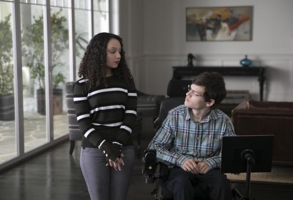 Bild 1 von 11: Izzy (Kayla Maisonet, l.); JJ DiMeo (Micah Fowler, r.)