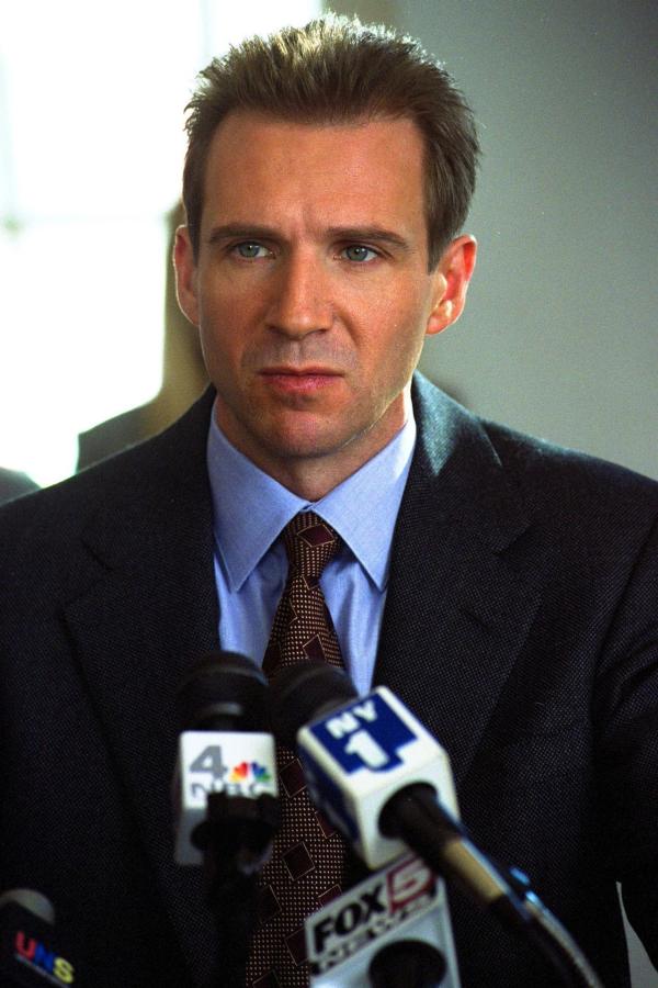 Bild 1 von 19: Als Marisa aus Neugier in einem Zimmer, das sie sauber machen soll, in das 5.000-Dollar-Kaschmir-Kleid eines Gastes schlüpft, steht durch Zufall der smarte Senatskandidat Christopher Marshall (Ralph Fiennes) in der Tür und ist völlig hingerissen von der bildhübschen Marisa, die sich als High-Society-Frau Caroline ausgibt ...