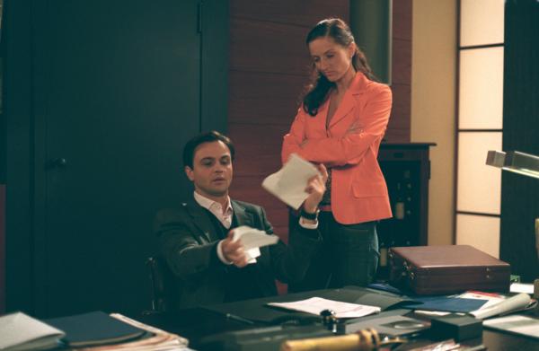 Bild 1 von 1: Katy (Nicola Ransom) und Pascal (Michael Rotschopf) wissen, was sie von einander zu halten haben und so ist ein rücksichtsloser Kampf um den Einfluss bei der Bank zwischen ihnen entbrannt.