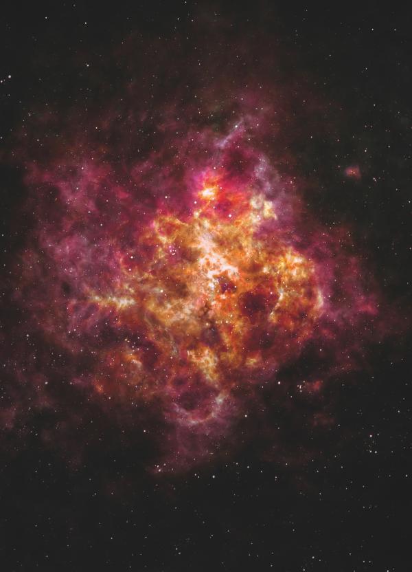 Bild 1 von 1: Mit Weltraumteleskopen können Astronominnen und Astronomen weit ins All hinausschauen. Bilder von Nebeln und Sternenfeldern werden als sogenannte Falschfarbenbilder zu farbenfrohen Darstellungen des Weltalls.
