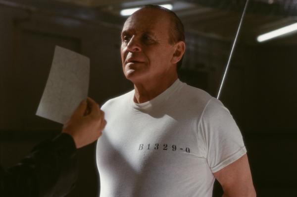 Bild 1 von 17: Bei der Festnahme des gefährlichen Psychopathen und Massenmörders Hannibal Lecter (Anthony Hopkins) entgeht FBI-Agent Will Graham nur knapp dem Tod. Grund genug für ihn, den Dienst zu quittieren. Doch schon nach kurzer Zeit ist das FBI erneut auf seine Hilfe angewiesen ...