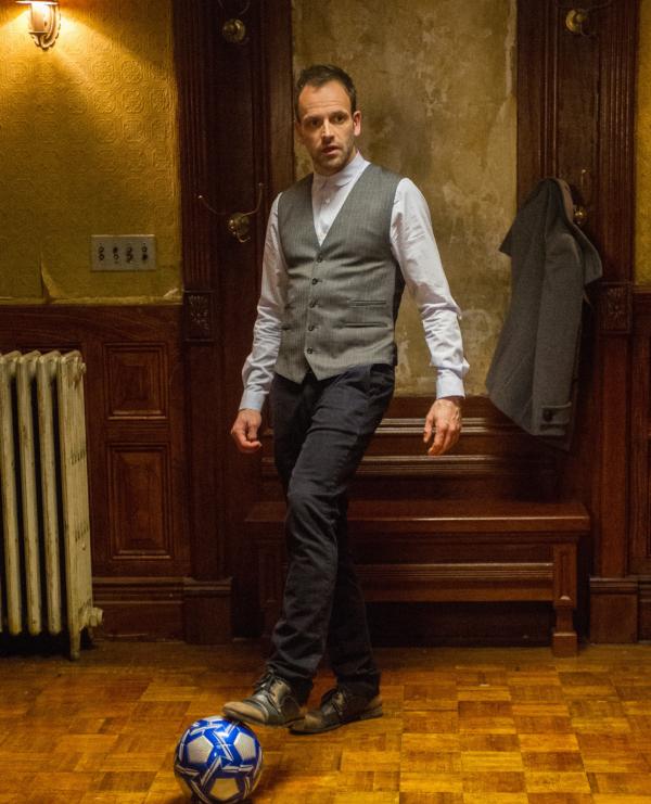 Bild 1 von 23: Ein neuer Fall wartet auf Sherlock Holmes (Jonny Lee Miller) ...