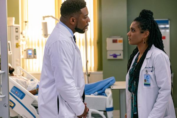 Bild 1 von 18: Im Bild: Jocko Sims (Dr. Floyd Reynolds), Freema Agyeman (Dr. Helen Sharpe).