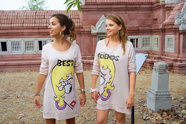 Bild 1 von 15: Die Klassenfahrt nach Thailand wird für Zeynep (Gizem Emre, l.) und Chantal (Jella Haase, r.) ganz anders, als gedacht ...