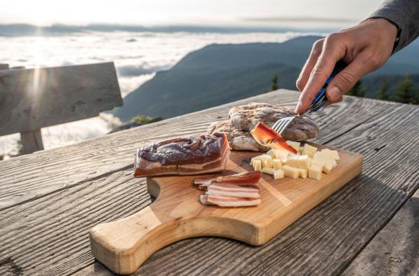 Bild 1 von 3: Jausenbrett mit Schüttelbrot, Räucherspeck und Käse.