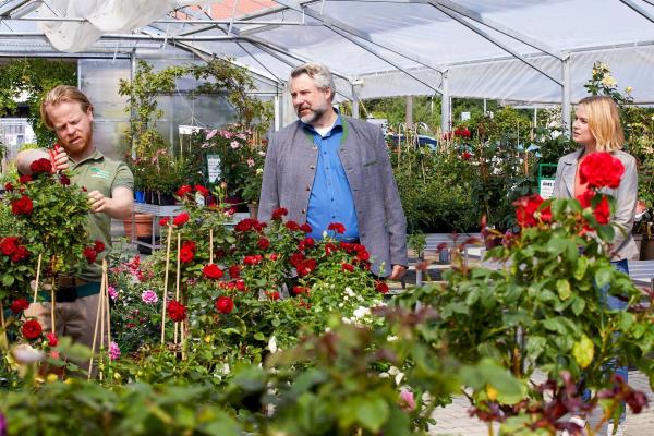 Bild 1 von 14: Im Bild: Peter Herbig (Martin Wißner, l.), der Neffe des Verstorbenen, arbeitet, wie sein verstorbener Onkel, in der Gärtnerei Benkelmann. Können die Kommissare Stadler (Dieter Fischer, M.) und Winter (Vanessa Eckart, r.) aus dem Kreis der Verdächtigen ausschlie?en?