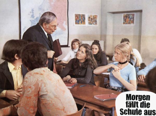 Bild 1 von 1: Der alte Lehrer Knörz (Rudolf Schündler) nimmt seine frech-aufreizende Schülerin Lydia (Jutta Speidel, re.) ins Gebet.