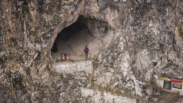 Bild 1 von 8: In der tibetischen Baishiya Karsthöhle wurde ein 160.000 Jahre alter Unterkiefer eines Denisova-Menschen gefunden.