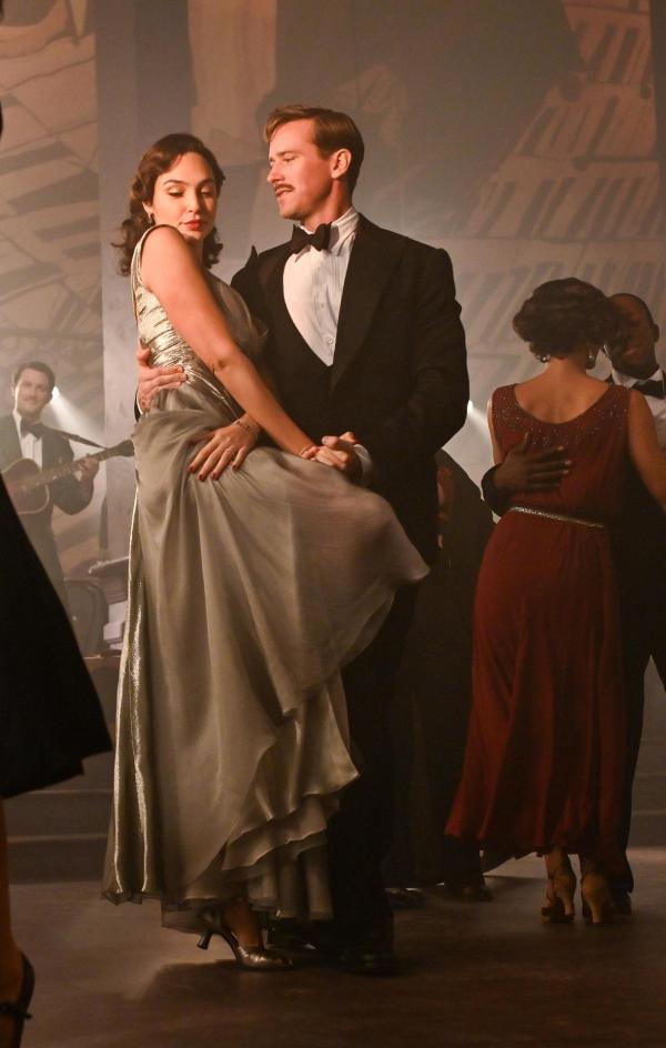 Bild 1 von 26: Im Bild: Gal Gadot (Linnet Ridgeway Doyle), Armie Hammer (Simon Doyle).