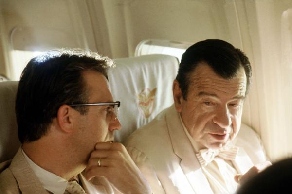 Bild 1 von 8: Jim Garrison (Kevin Costner, l.); Senator Long (Walter Matthau, r.)