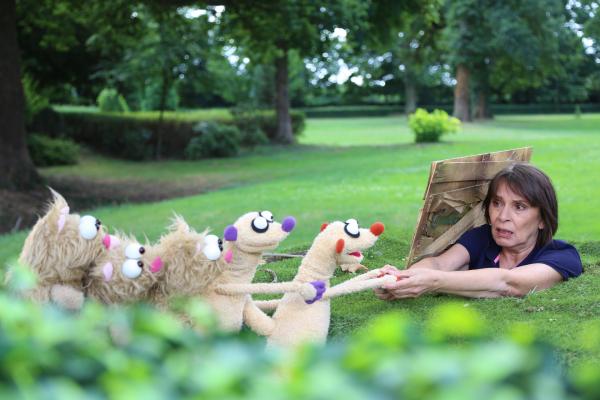 Bild 1 von 4: Die Gräfin von Undzu (Ute Willing) steckt in der Erdmännchen-Höhle fest. Jan & Henry und die Hamster helfen.
© bigSmile/NDR - Honorarfreie Verwendung gemäß AGB im redaktionellen Zusammenhang mit genannter Sendung bei Nennung \