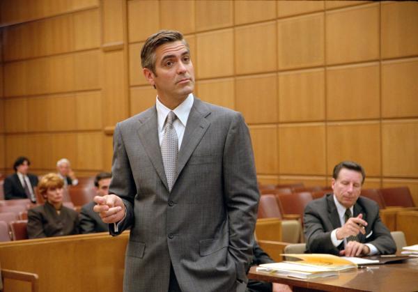 Bild 1 von 24: Anwalt Miles Massey (George Clooney) ist so erfolgreich in seinem Job, dass sogar ein Ehevertrag nach ihm benannt wurde, der im Falle einer Scheidung die finanzielle Unantastbarkeit des jeweils vermögenderen Ehepartners garantiert ...