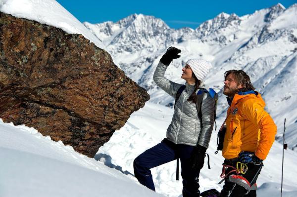 Bild 1 von 9: Im Bild: Ist Jan noch am Leben? Nathalie (Anna Lena Class, l.) und Markus Kofler (Sebastian Ströbel, r.) geben die Hoffnung nicht auf.