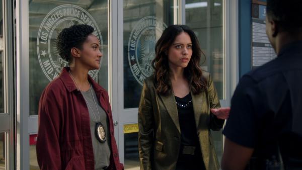 Bild 1 von 3: Detective Nyla Harper (Mekia Cox, l.) und Detective Angela Lopez (Alyssa Diaz, M.) stellen Officer Aaron Thorsen (Tru Valentino, r.) vor eine Herausforderung.