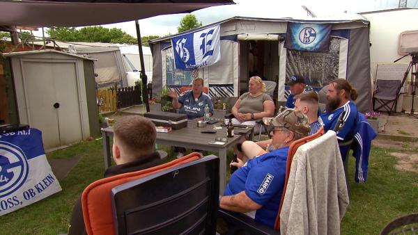 Bild 1 von 4: Bei Willy und Tanja gibt es ein Public Viewing für das letzte Schalker Heimspiel