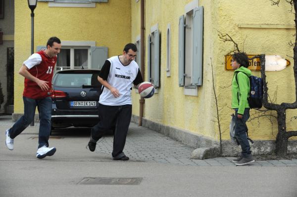 Bild 1 von 10: David und André dribbeln gerade ein bisschen rum, als plötzlich Felix um die Ecke kommt. Von links: David (Marco Michel), André (Andre Schleiernick) und Felix Kramer (Shayan Hartmann).