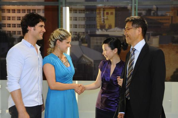 Bild 1 von 19: Nach dem Eklat um Richard gelingt es ihnen, die Lupang-Vertreter doch noch zu einem Pitchingtermin zu überreden - und sogar von ihrer Idee zu überzeugen: (v.l.n.r.) Alexander (Paul Grasshoff), Mia (Josephine Schmidt), Dolmetscherin (Young-Shin Kim) und Wang Li Tau (Fang Yu) ...