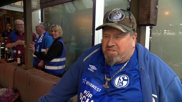 Bild 1 von 3: Partystimmung im Schalke-Haus! Dachdeckermeister Willy (63) erwartet heute einen Junggesellenabschied aus Saarbrücken.