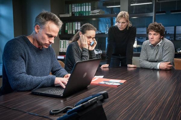 Bild 1 von 5: (v.l.n.r.) Jan Maybach (Marco Girnth); Carola Müller (Jeanette Hain); Ina Zimmermann (Melanie Marschke); Tom Kowalski (Steffen Schroeder)