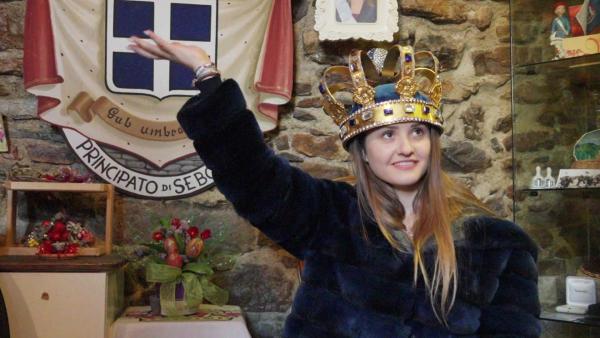 Bild 1 von 8: Davina darf sogar die Krone der Fürstin probetragen..