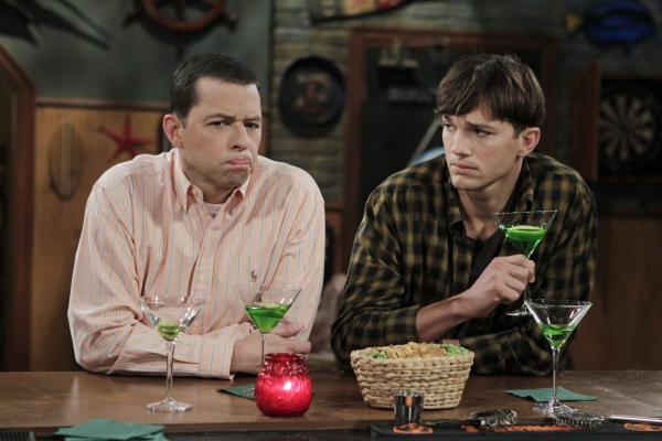 Bild 1 von 14: Während Alans (Jon Cryer, l.) Sohn Jake beim Militär in die Küche strafversetzt wurde, bereitet sich Walden (Ashton Kutcher, r.) darauf vor, seiner Freundin Zoey zu ihrem Geburtstag einen Heiratsantrag zu machen ...