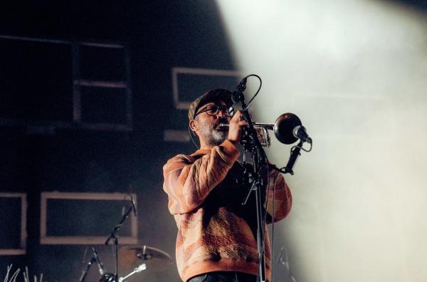 Bild 1 von 2: Die Band Beirut stellt beim Auftritt im Berliner Tempodrom 2024 ihr siebtes Album \