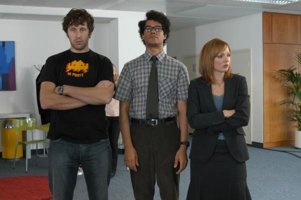 Bild 1 von 2: (v.l.n.r.) Roy Trenneman (Chris O'Dowd); Maurice Moss (Richard Ayoade); Jen Barber (Katherine Parkinson)