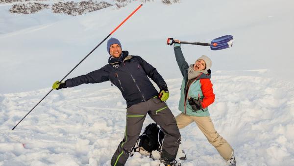 Bild 1 von 3: Checkerin Marina mit Lawinen-Experte Lukas.© BR/megaherz gmbh/ Judith Issig - Honorarfrei nur im Zusammenhang mit genannter Sendung bei Nennung \