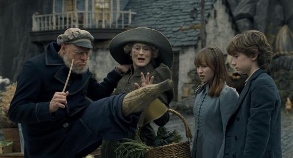 Bild 1 von 20: In immer wieder neuen Verkleidungen taucht Graf Olaf (Jim Carrey, l.) bei Tante Josephine (Meryl Streep, 2.v.l.) auf. Er will die Kinder (Emily Browning, 2.v.r. und Liam Aiken, r.) - und in erster Linie ihr Vermögen - wieder bei sich haben ...