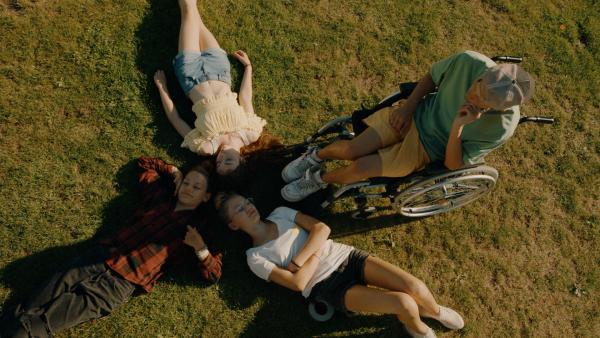 Bild 1 von 2: Die Clique genießt die Ruhe auf dem Campingplatz - noch! Von links: Thea (Selma Skaare Tandero), Andrine (Selma Adeline Opedal), Nikan (Enohalay Pettersen Tim) und Lea (Sofia Haug Khoury)